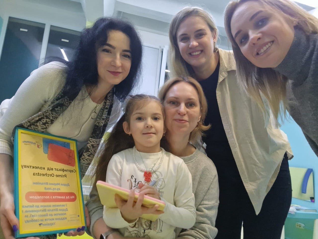 Дитина з мамою та викладачами